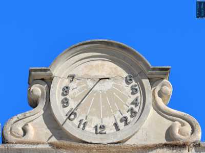 Qui lo gnomone in ferro proietta l�ombra in direzione di dodici numeri in bassorilievo che, disposti a semicerchio, segnano l�ora